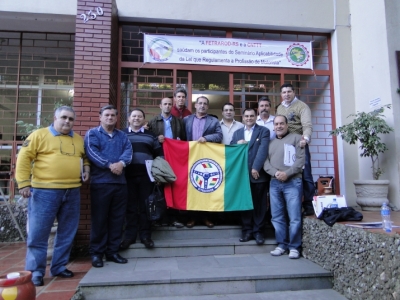 Diretores do Sitracover na entrada do Seminário