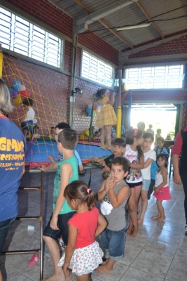 Crianças na fila da cama elástica Crianças na fila da cama elástica