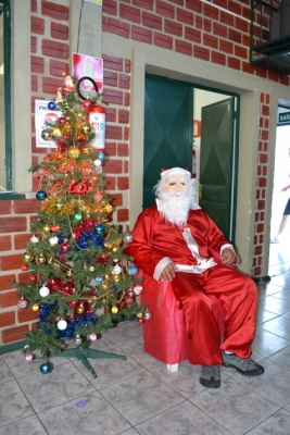 Papai noel ao lado da árvore