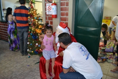 Crianças indo no colo do Papai Noel