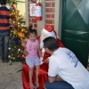 Crianças indo no colo do Papai Noel