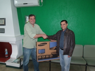 O presidente do Sitracover entrega o prêmio ao associado ganhador - Sr. Juliano Machado Crema da empresa Santa Catarina  