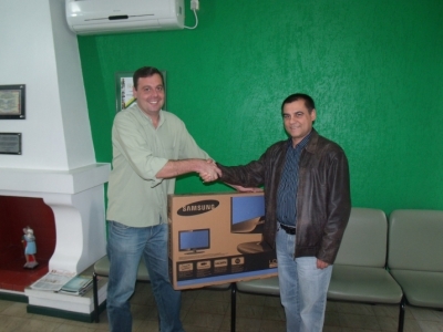 O presidente do Sitracover entrega o prêmio ao associado ganhador - Sr. Juliano Machado Crema da empresa Santa Catarina O presidente do Sitracover entrega o prêmio ao associado ganhador - Sr. Juliano Machado Crema da empresa Santa Catarina