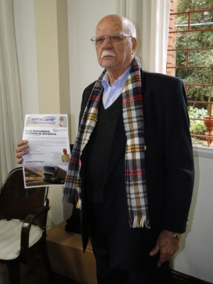 Sr. Omar com o Informativo do Sitracover